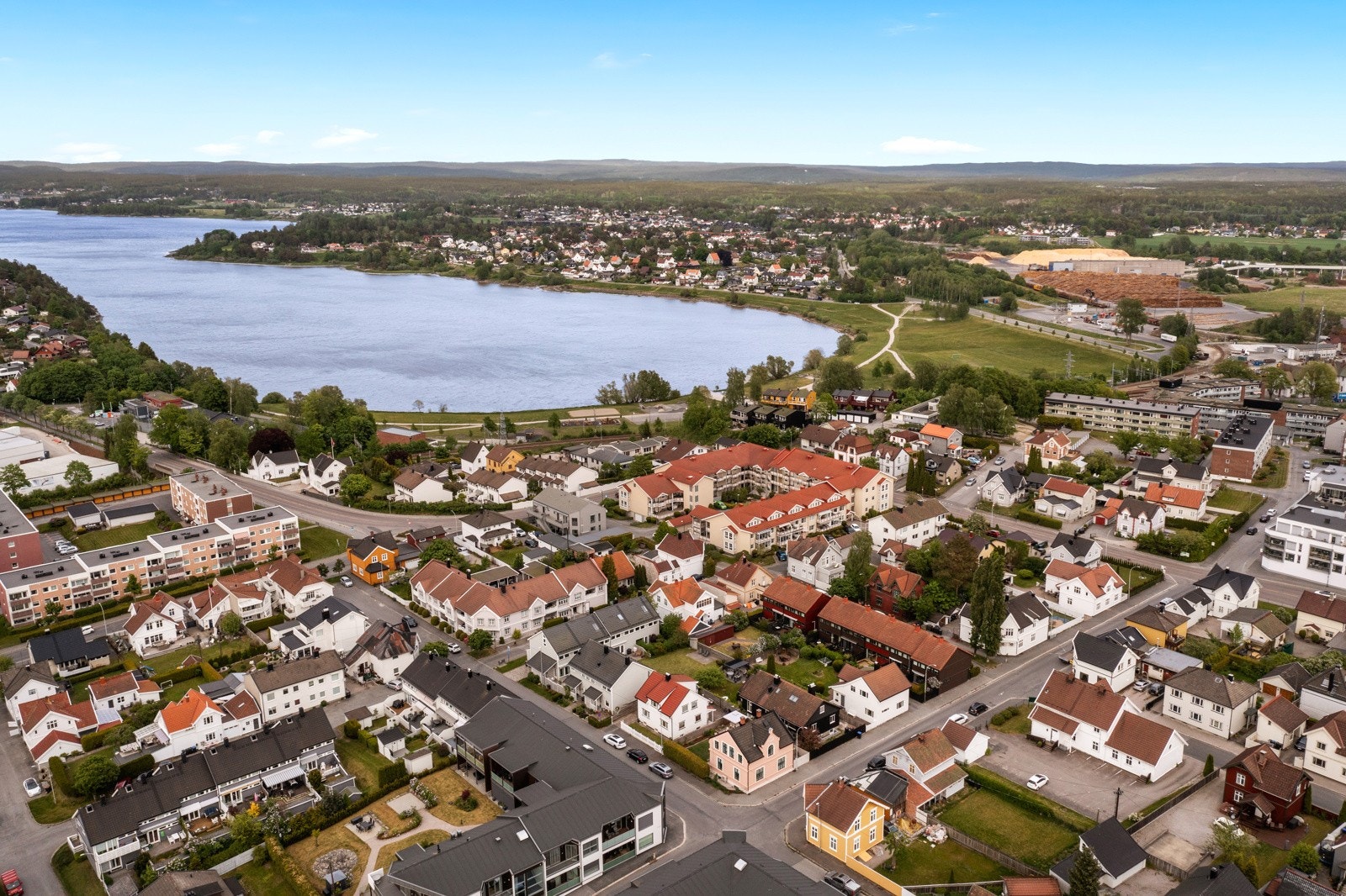 Dronefoto - Fritznerbakken ligger mellom by, natur & vann. Glengshølen en kort spasertur unna. Galleribilde