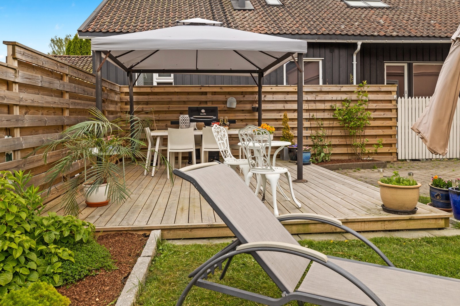 Skjermet bakgård med en fin hage: Dette gir både privatliv og et lite grønt byrom. Fine solforhold Galleribilde