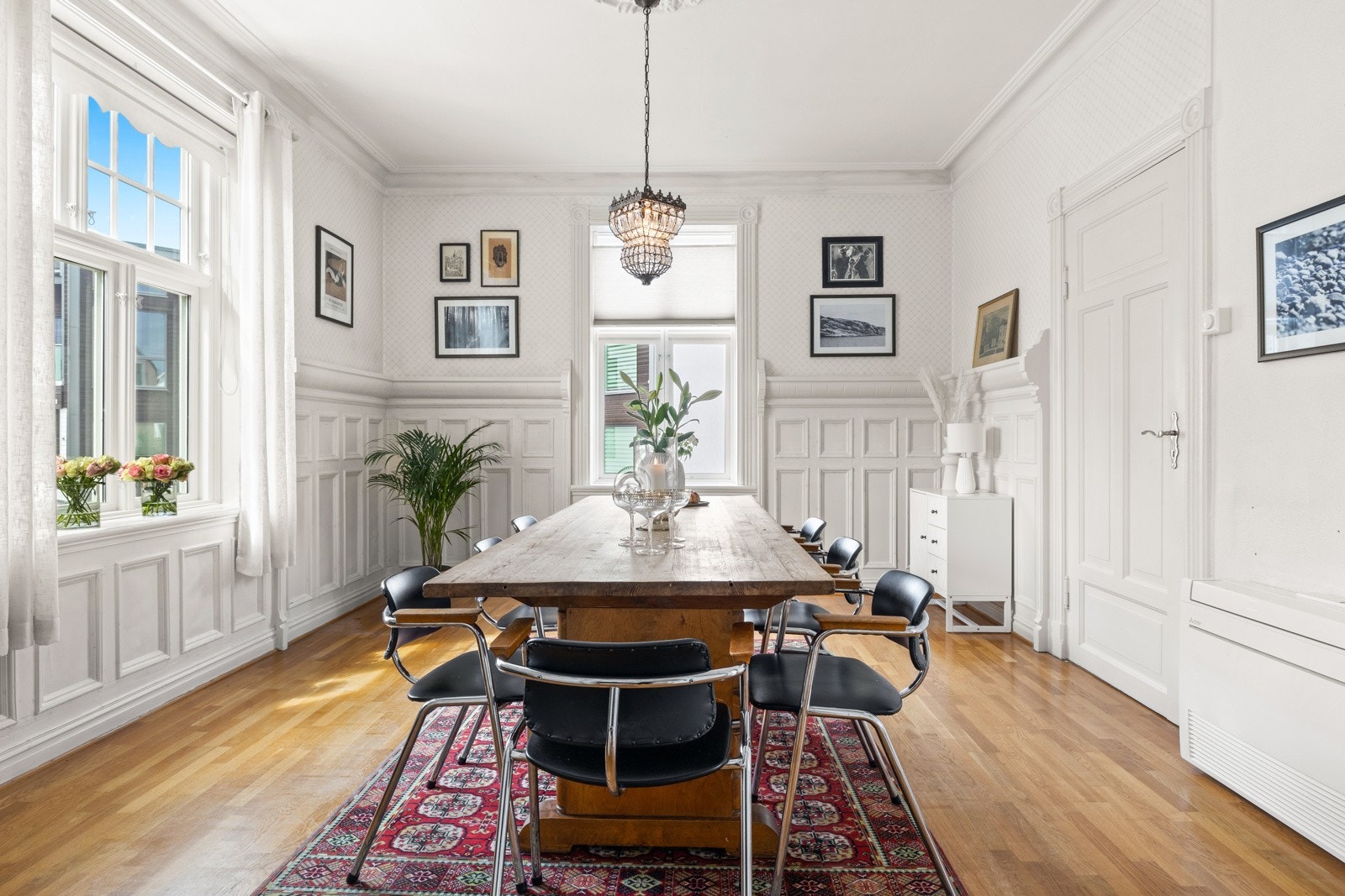 Spisestue med vinduer mot syd og vest slipper lyset inn i dette vakre rommet! Galleribilde