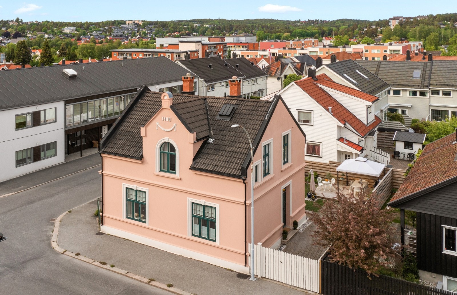 Eiendommen ligger på en hjørnetomt med skjermet bakgård & hage. Galleribilde