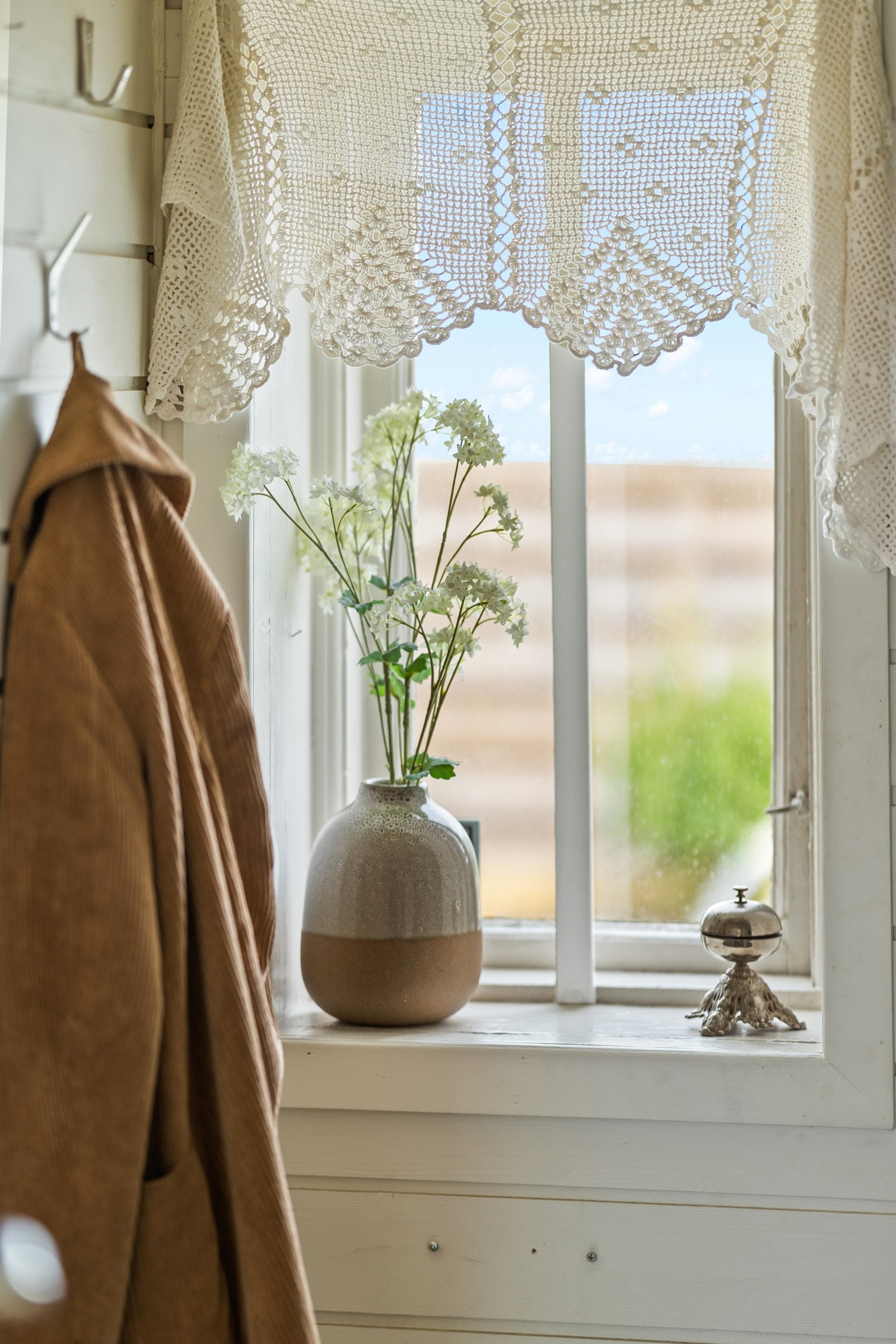 Trapperom ned til kjeller, her med vindu som vender ut mot bakgården. Galleribilde