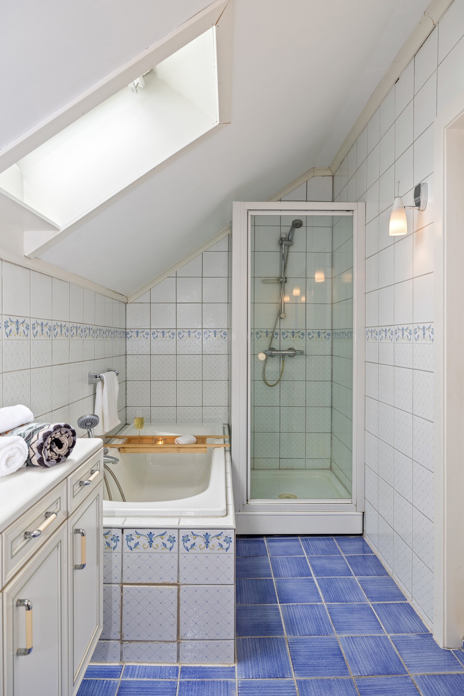 Bad med skråtak og dusj i hjørnet. Galleribilde