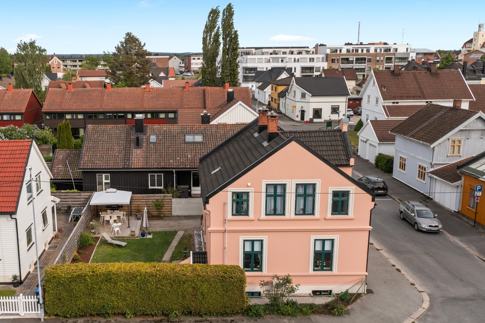 Beliggenhet på høydedrag på Fritznerbakken. En svært attraktivt beliggenhet i et rolig sentrumsområde med ganavstand til alle byens fasiliteter. Galleribilde