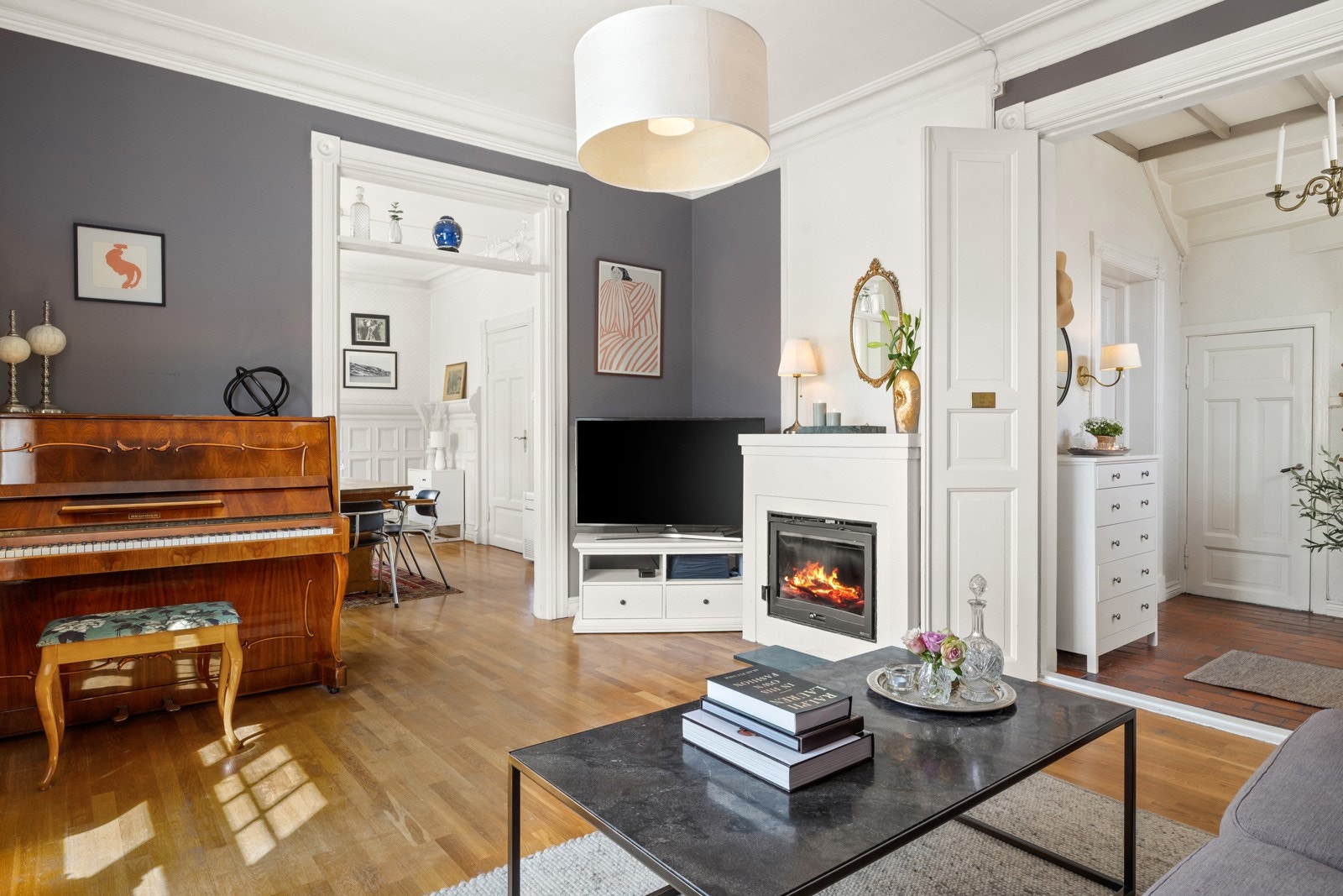 Fra hallen kommer du inn i stue nr. 1. Her det en ny peisinnsats med 9,5 kw. som avgir god og effektiv varme. Pipe er rehabilitert i 2023 med nytt pipeløp. Galleribilde