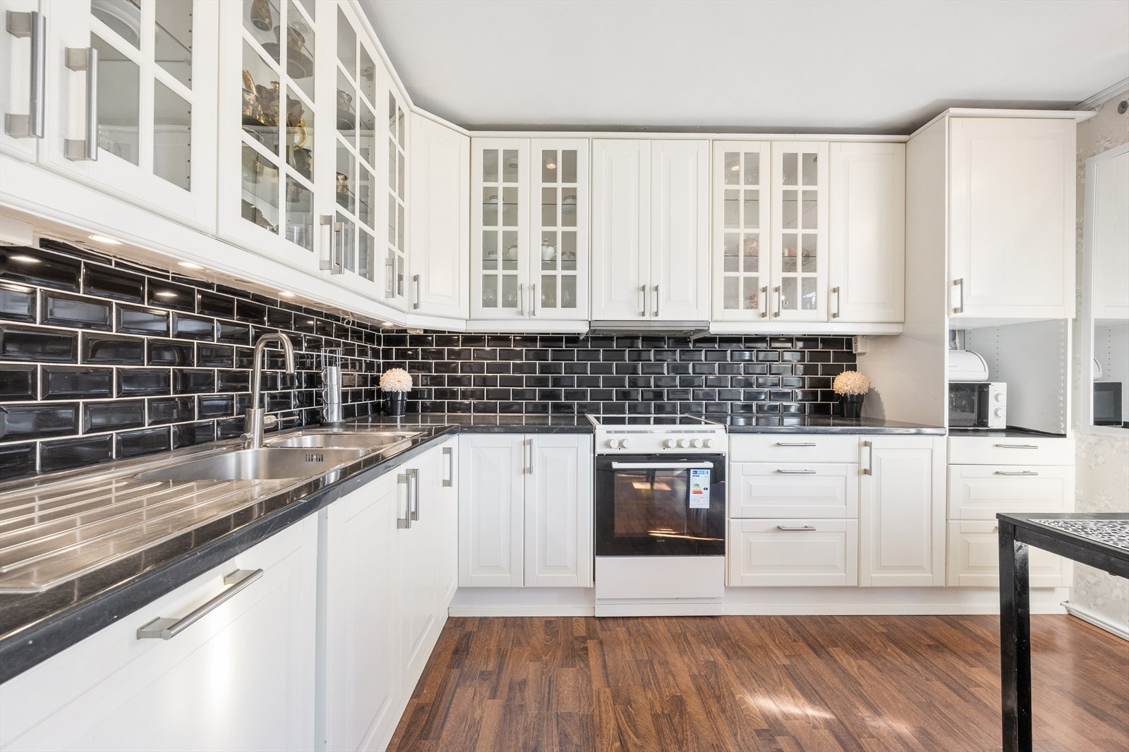 Kjøkkeninnredningen fra IKEA har profilerte fronter og laminat benkeplate. Galleribilde