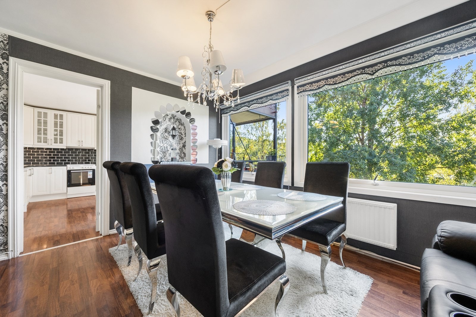 Spisestuedelen har en naturlig plassering ved vinduet, med nærhet til kjøkkenet. Galleribilde