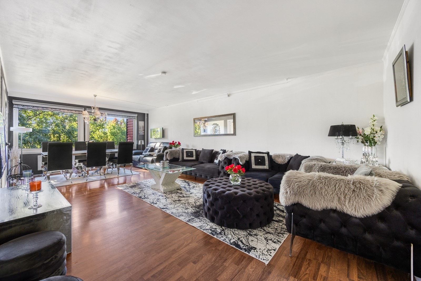 En pen og romslig 4-roms leilighet med god intern beliggenhet i et etablert og barnevennlig nabolag Galleribilde