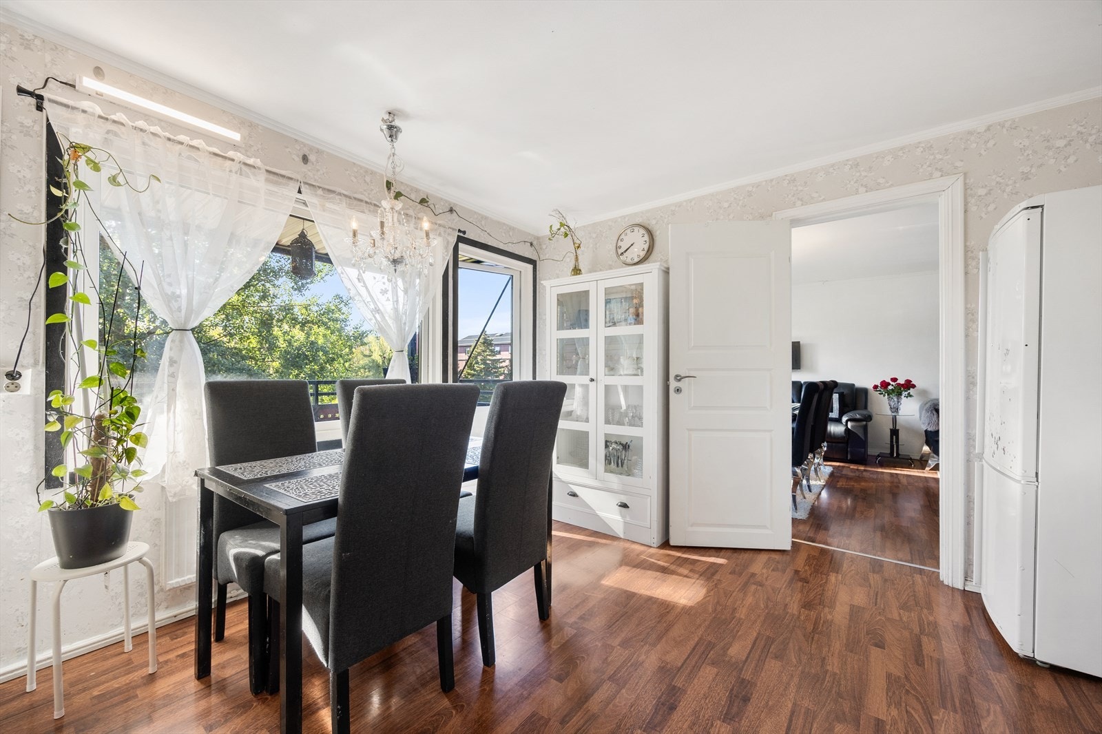 Her er det rikelig med skap- og benkeplass, samt en integrert oppvaskmaskin. Galleribilde