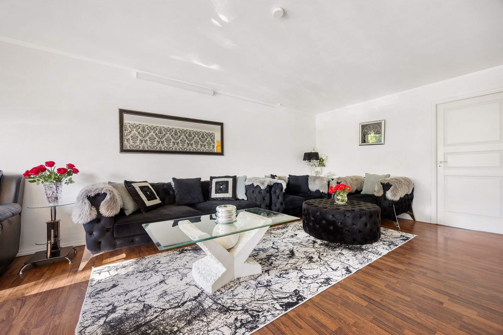 Rommet har god plass til en stor sofagruppe for sosiale sammenkomster. Galleribilde