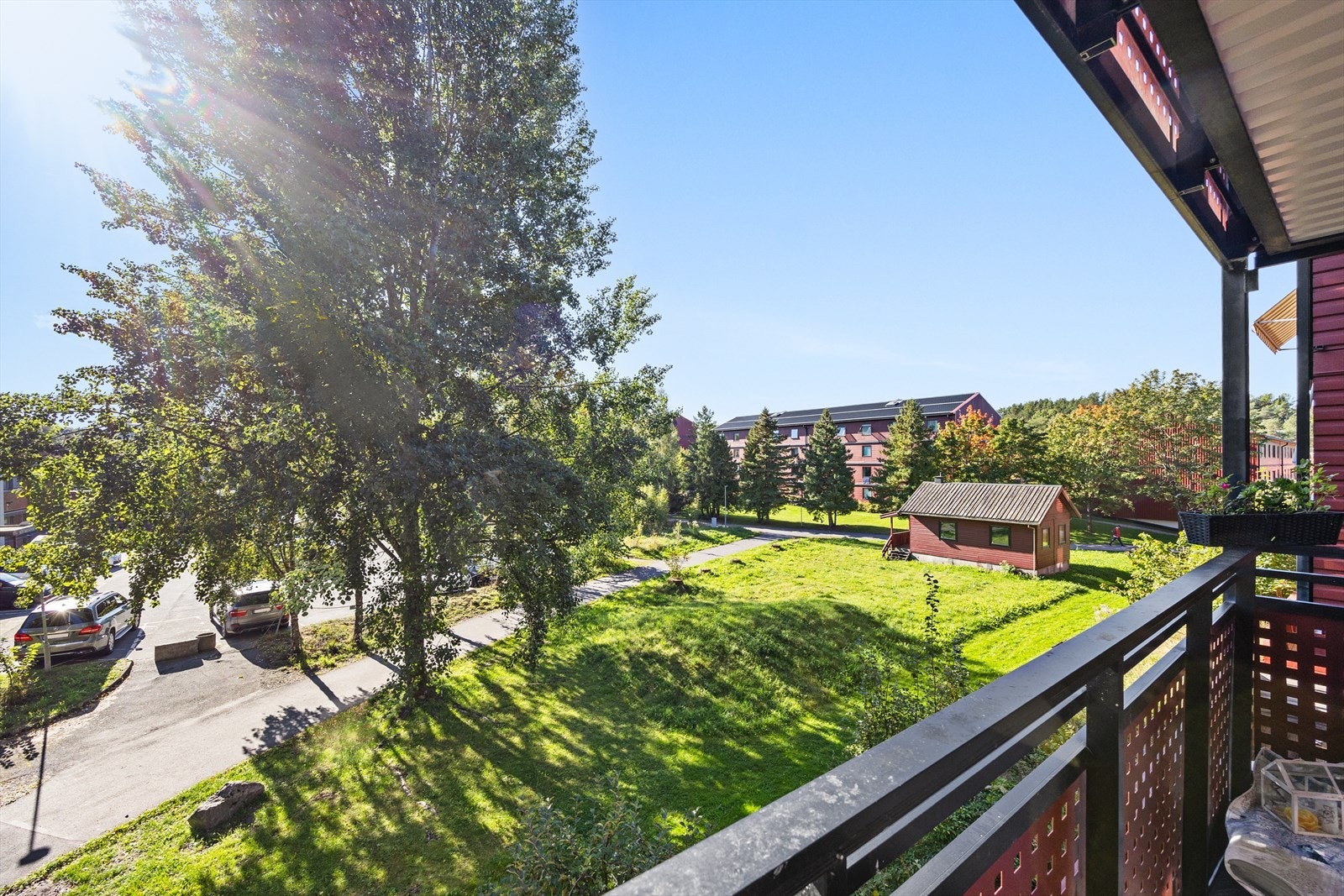 Balkongen på 8 m² gir en fin uteplass med gode lysforhold. Fra balkongen har man et åpent utsyn over grønne fellesarealer. Galleribilde