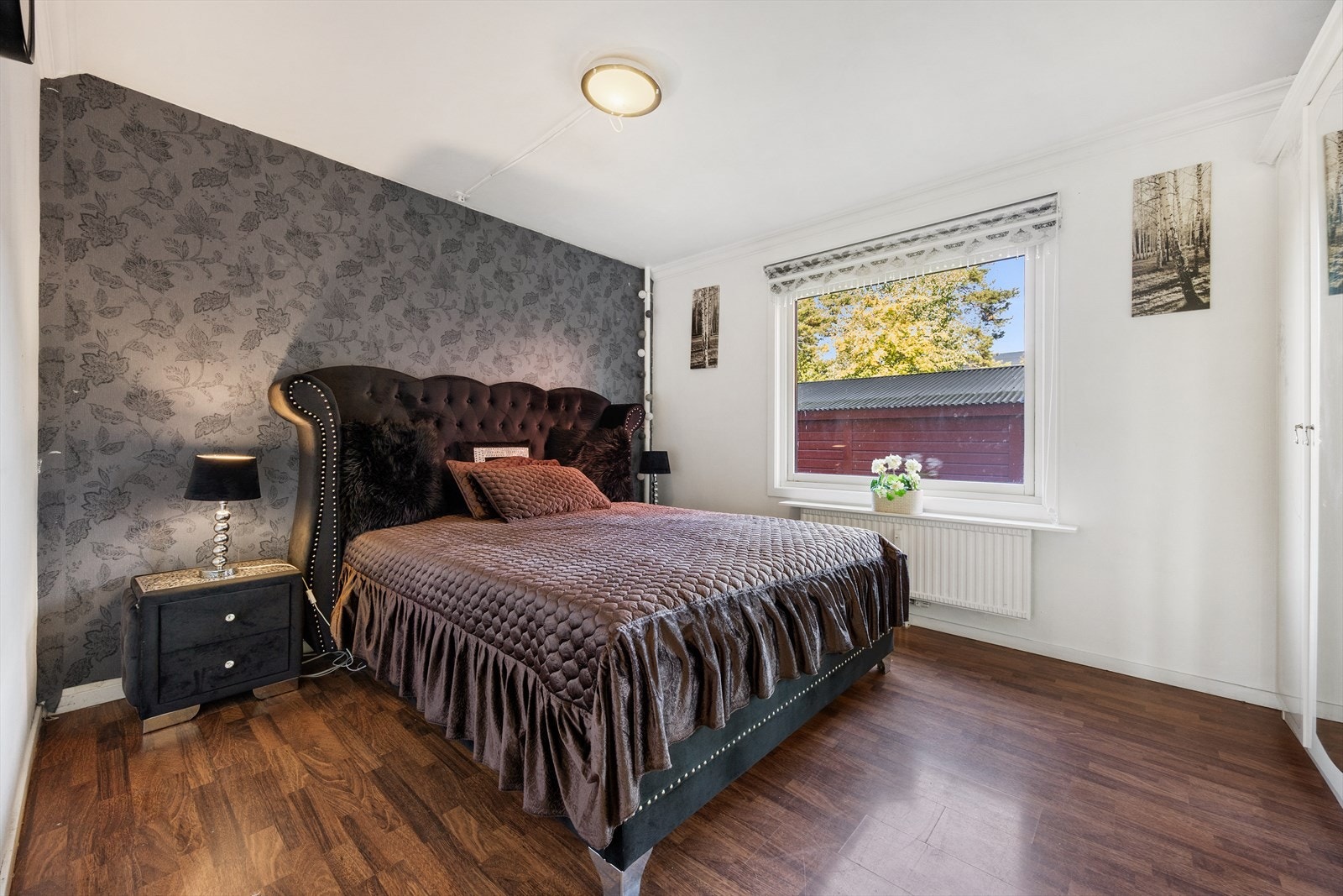 Leiligheten har tre soverom. Hovedsoverommet har god plass til dobbeltseng, samt nattbord på hver side. Galleribilde