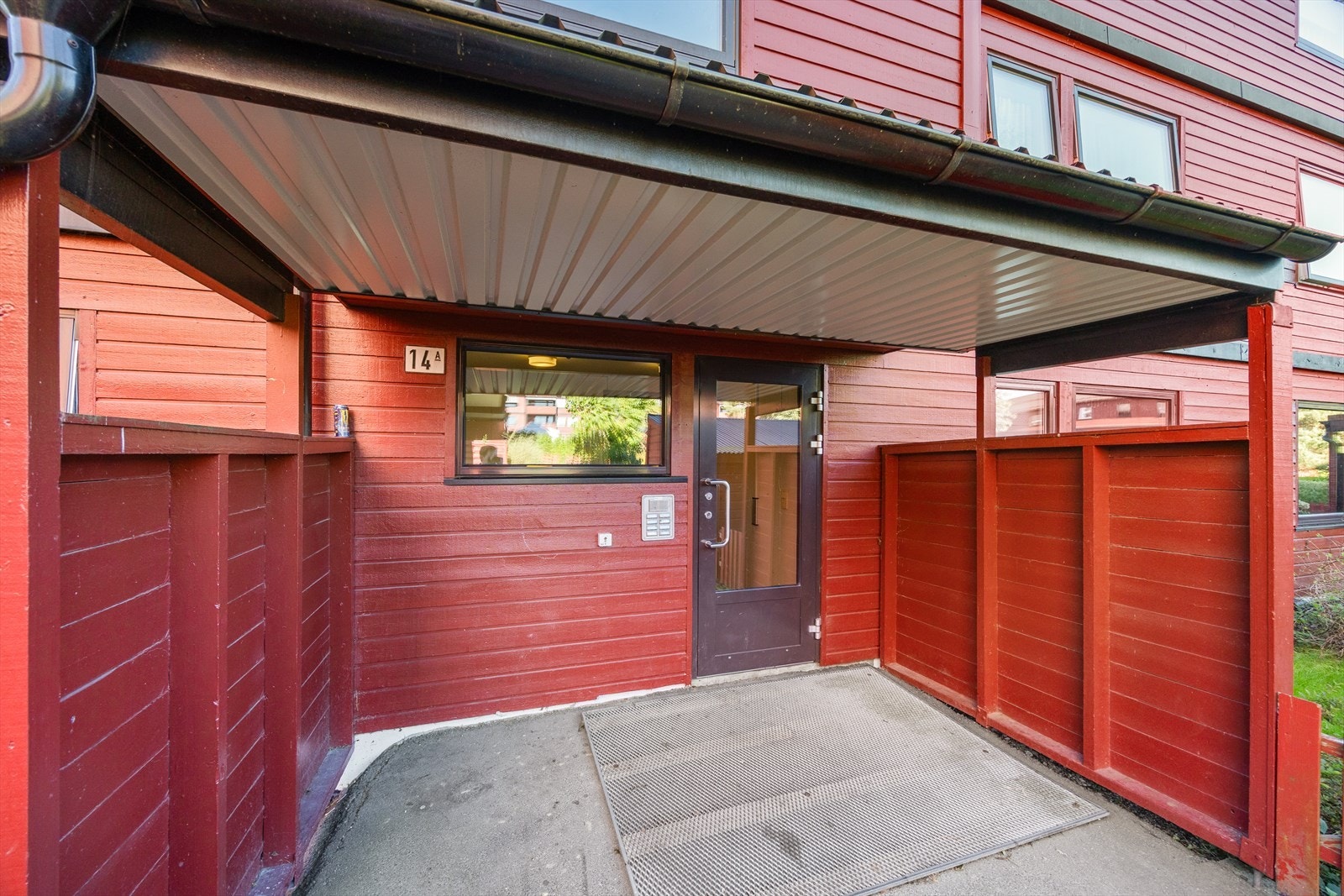 Inngangspartiet er utstyrt med dørcalling for økt trygghet. Galleribilde