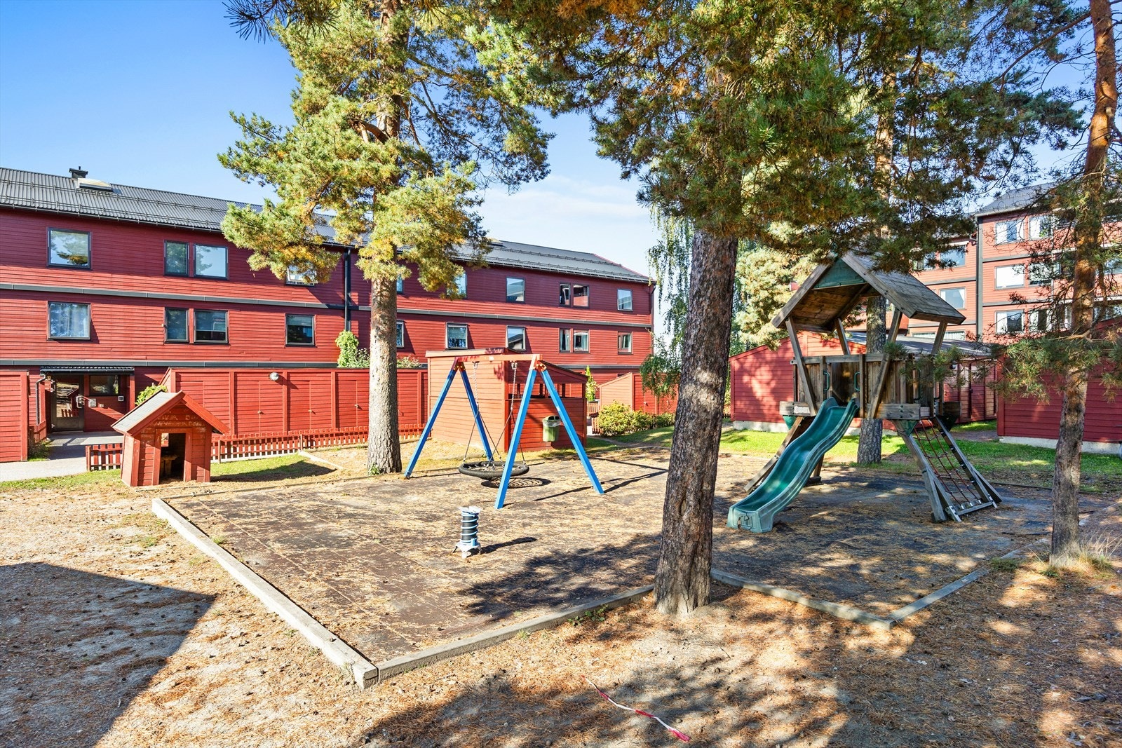 Fellesområdene er pent opparbeidet med blant annet lekeplass for de minste. Galleribilde