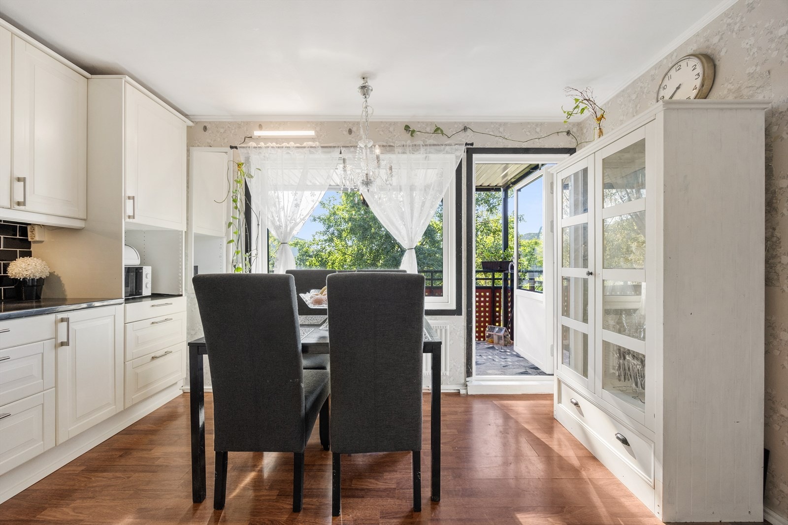 Balkongdøren, skiftet i 2015, gir enkel tilgang til uteplassen. Galleribilde