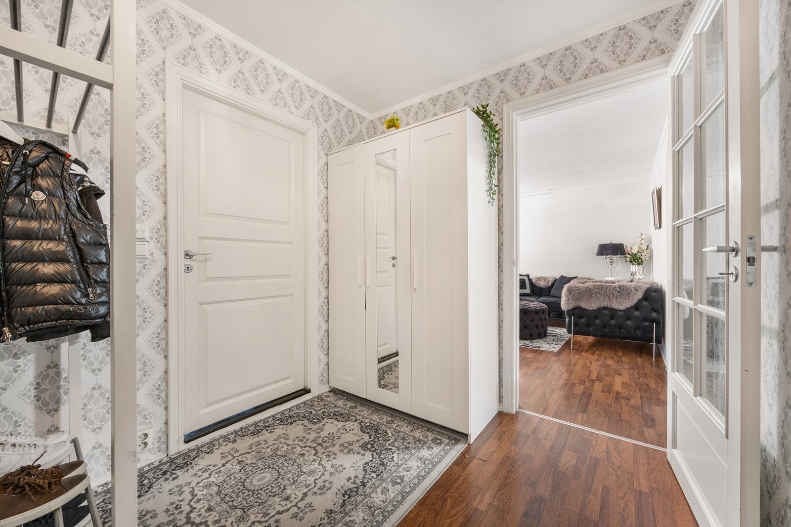 Fra entréen ledes du videre inn i den romslige stuen. Galleribilde