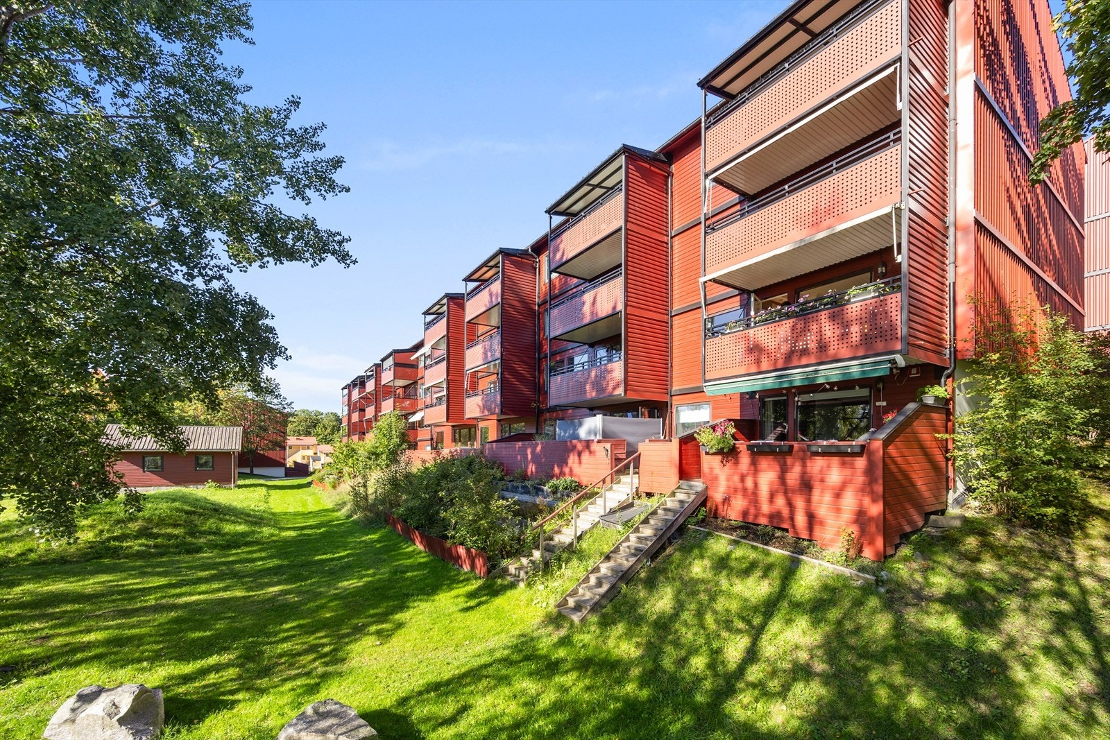 Bygningen er fra 1982, med yttervegger i betong, stål- og trekonstruksjon kledd med panel. Galleribilde