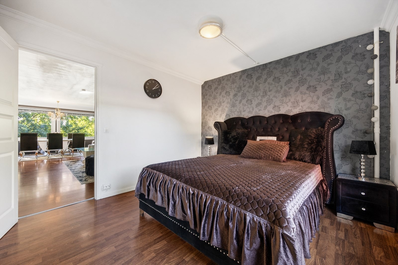 Fra hovedsoverommet er det direkte tilgang til stuen. Galleribilde