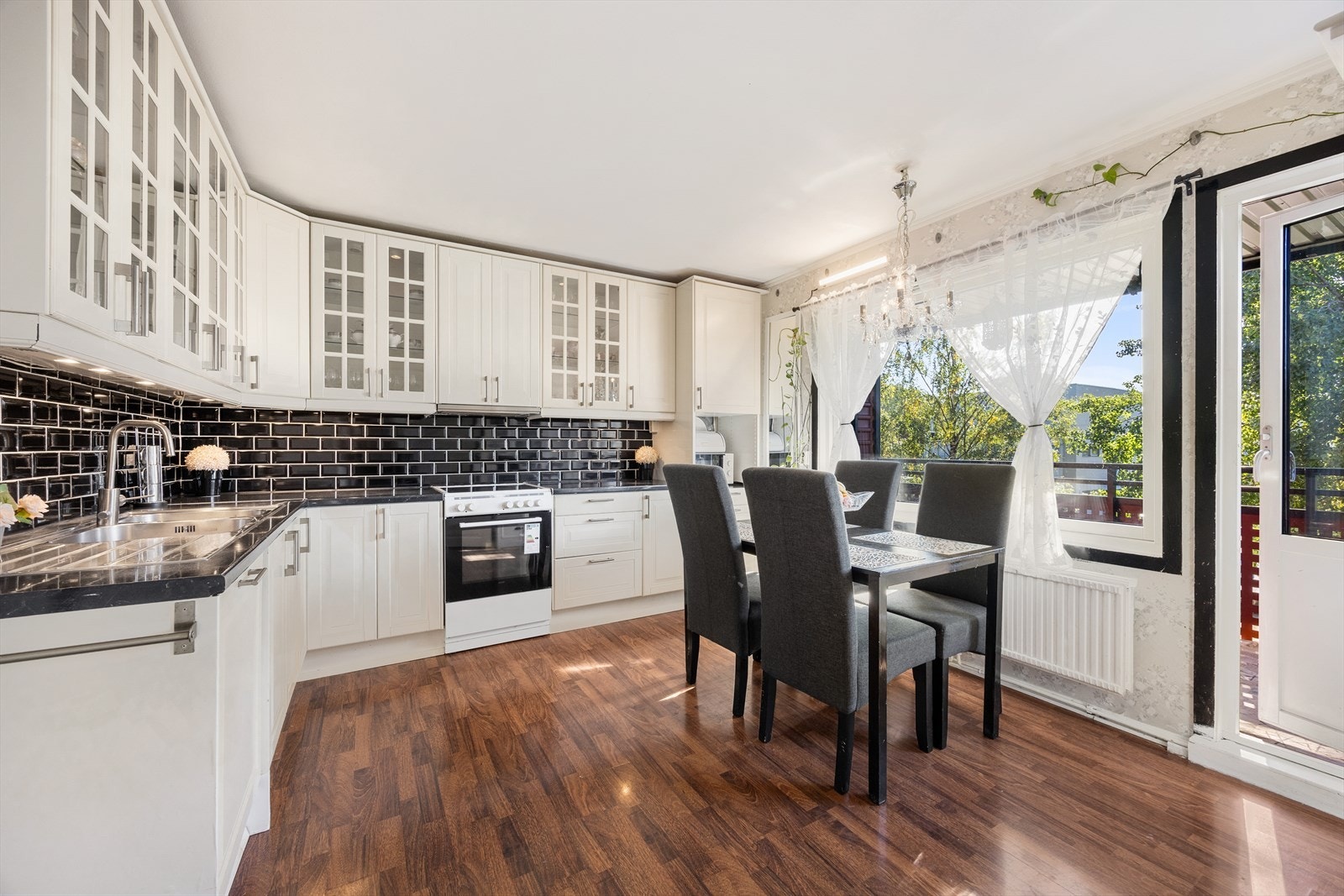 Leiligheten har et romslig kjøkken med spiseplass og direkte utgang til balkongen. Galleribilde