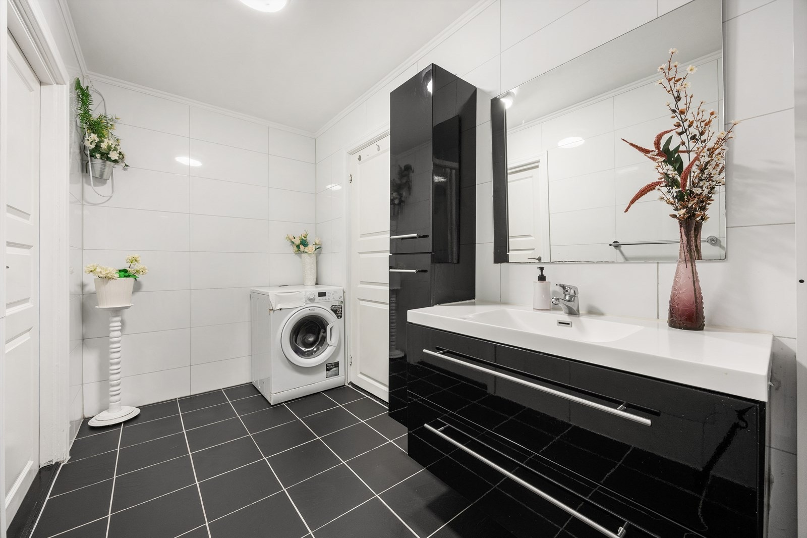 Her er det varme i gulvet for ekstra komfort, samt praktisk opplegg for vaskemaskin. Galleribilde