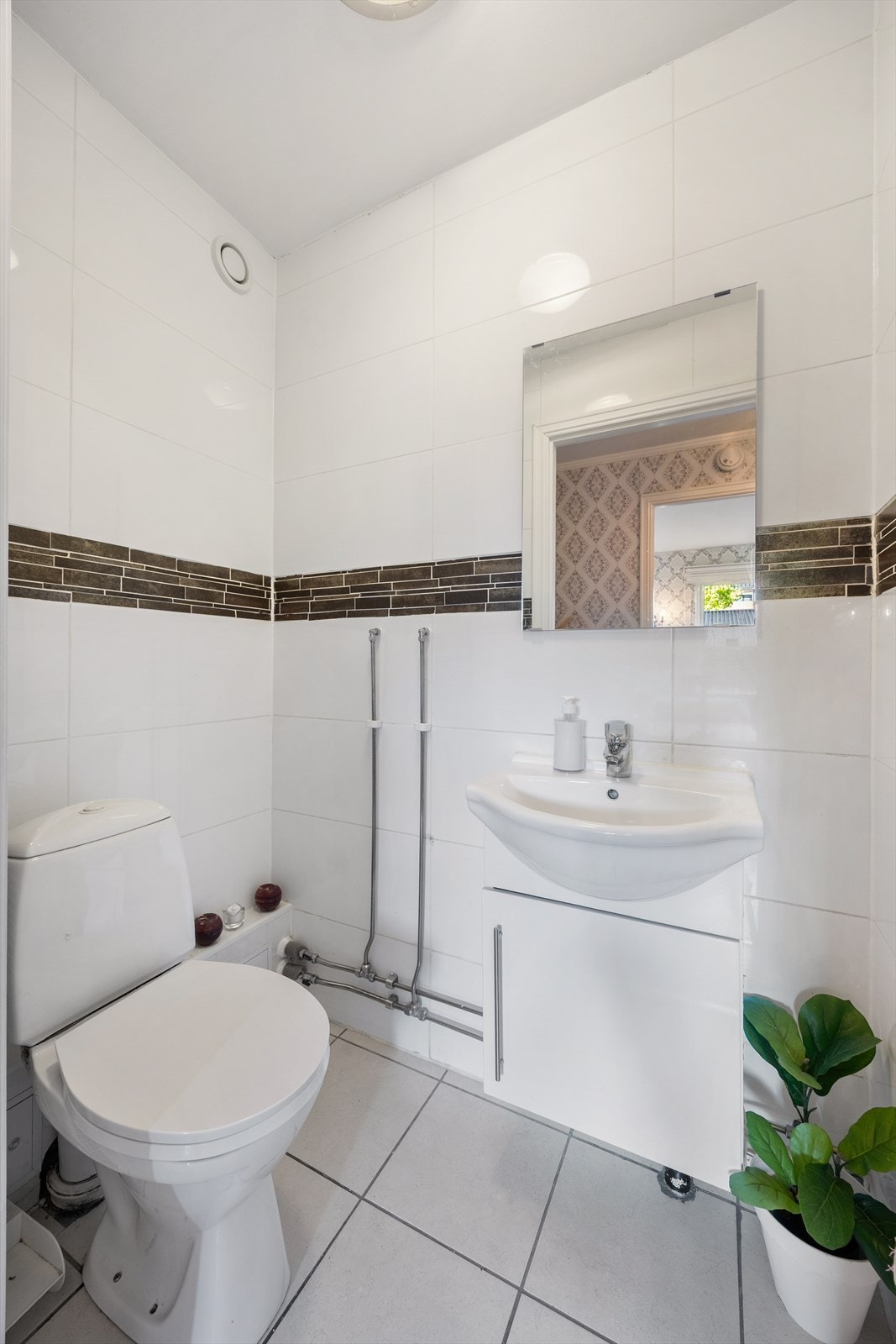 Leiligheten har et separat og helfliset toalettrom, utstyrt med servant og klosett. Galleribilde