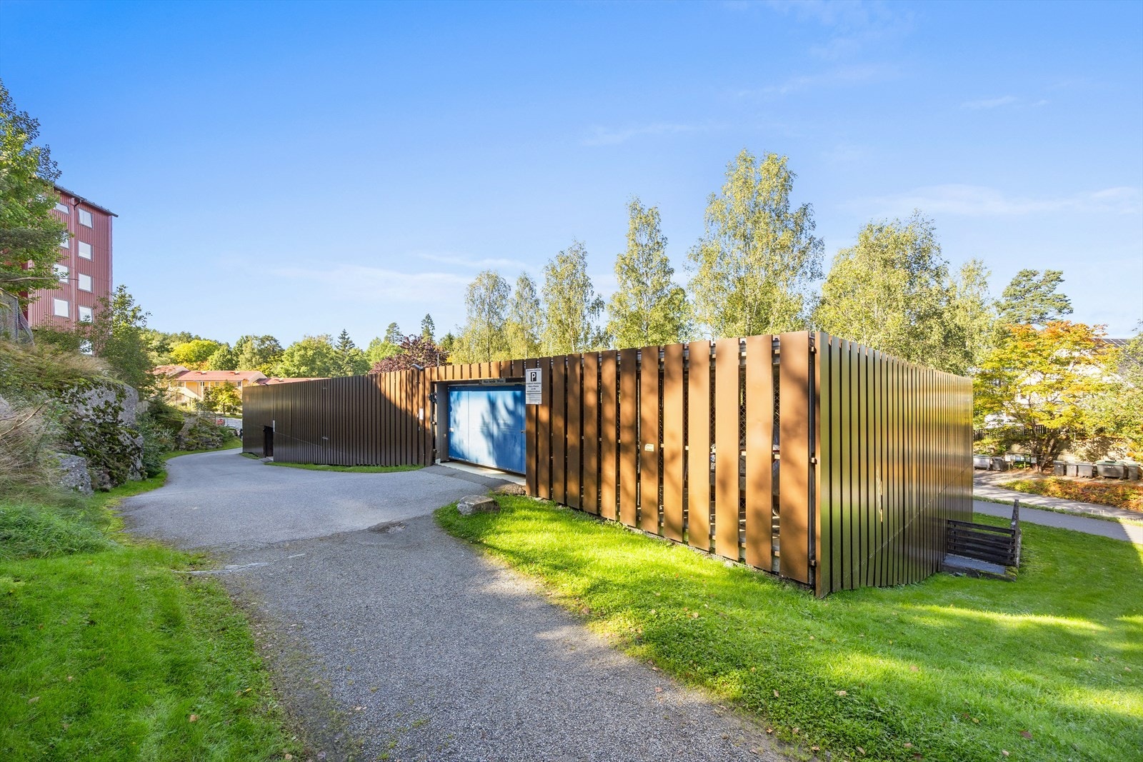 Det medfølger en parkeringsplass i et felles garasjeanlegg. Galleribilde