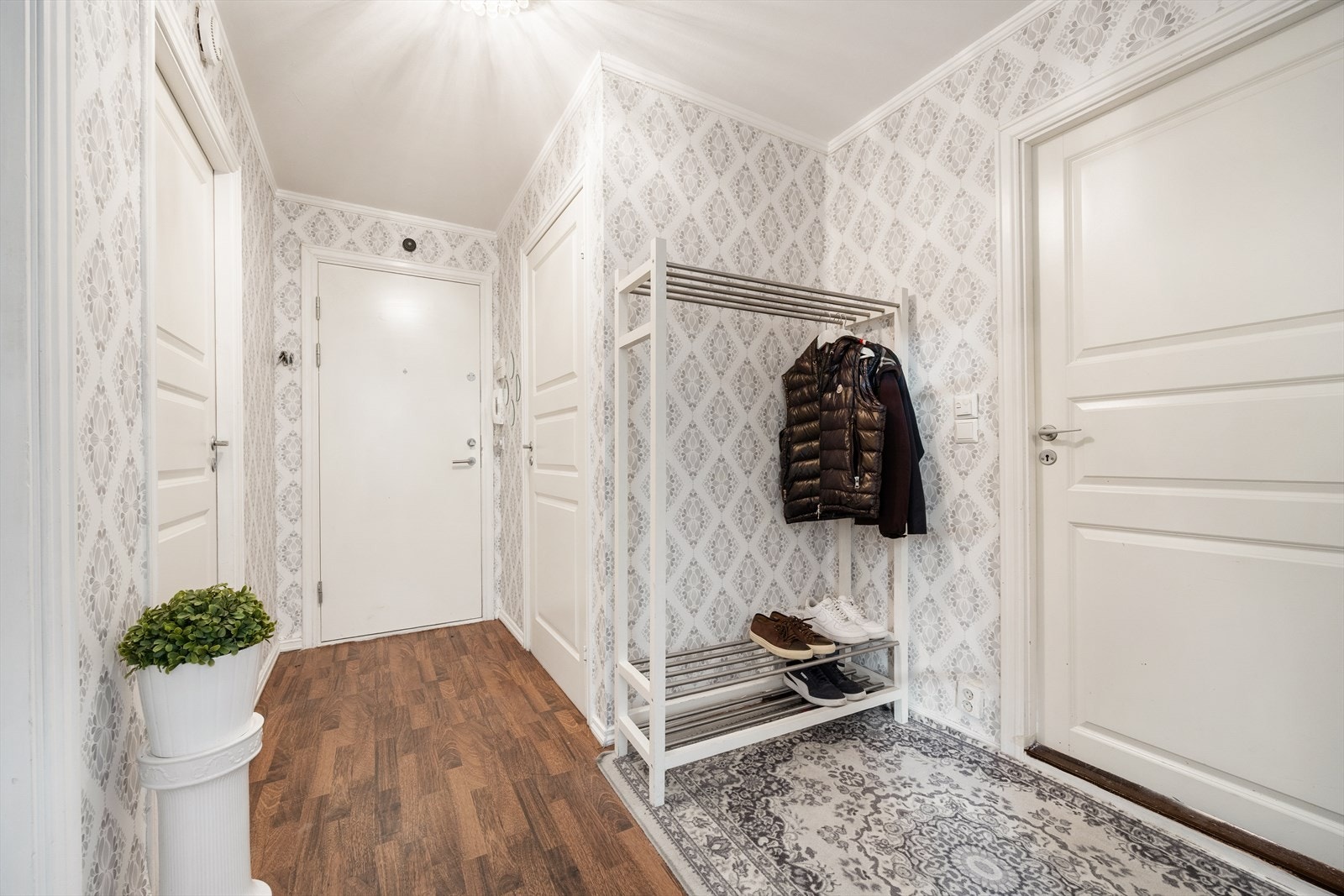 Velkommen inn! Entréen fungerer som et knutepunkt i leiligheten med adkomst til de fleste rom. Galleribilde