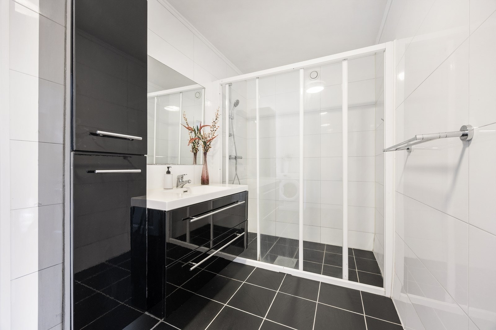 Badet ble pusset opp i 2017 og fremstår med en moderne og funksjonell innredning. Galleribilde