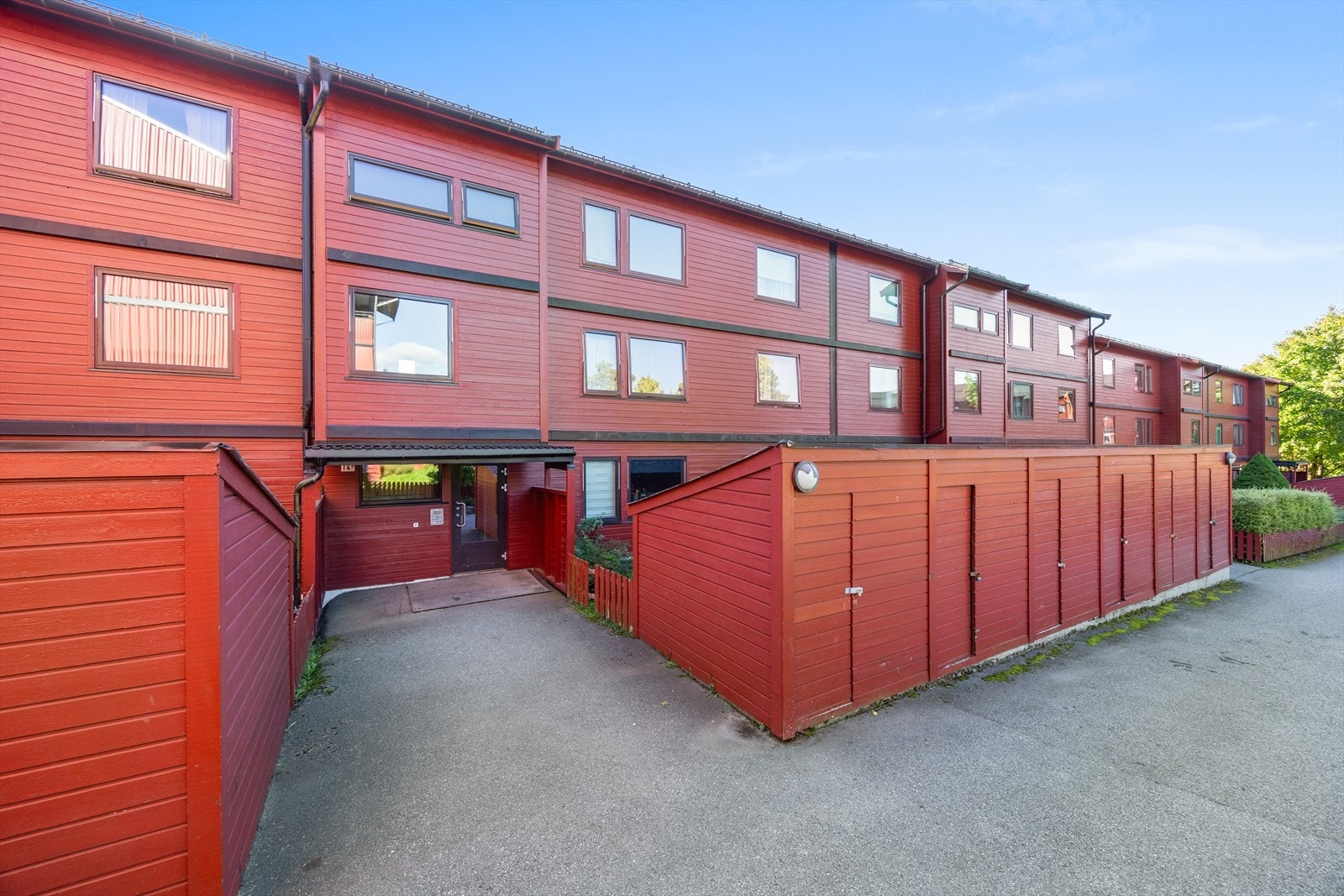 I tillegg til bod i kjeller, disponerer leiligheten en utebod på 3 m². Galleribilde