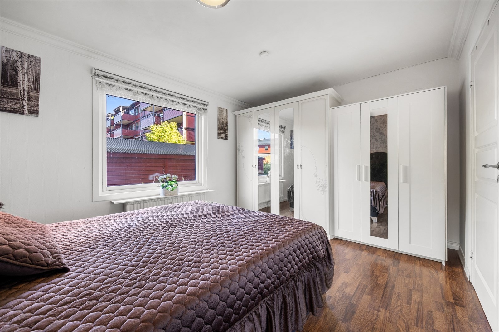 Rommet er utstyrt med garderobeskap for effektiv oppbevaring. Galleribilde