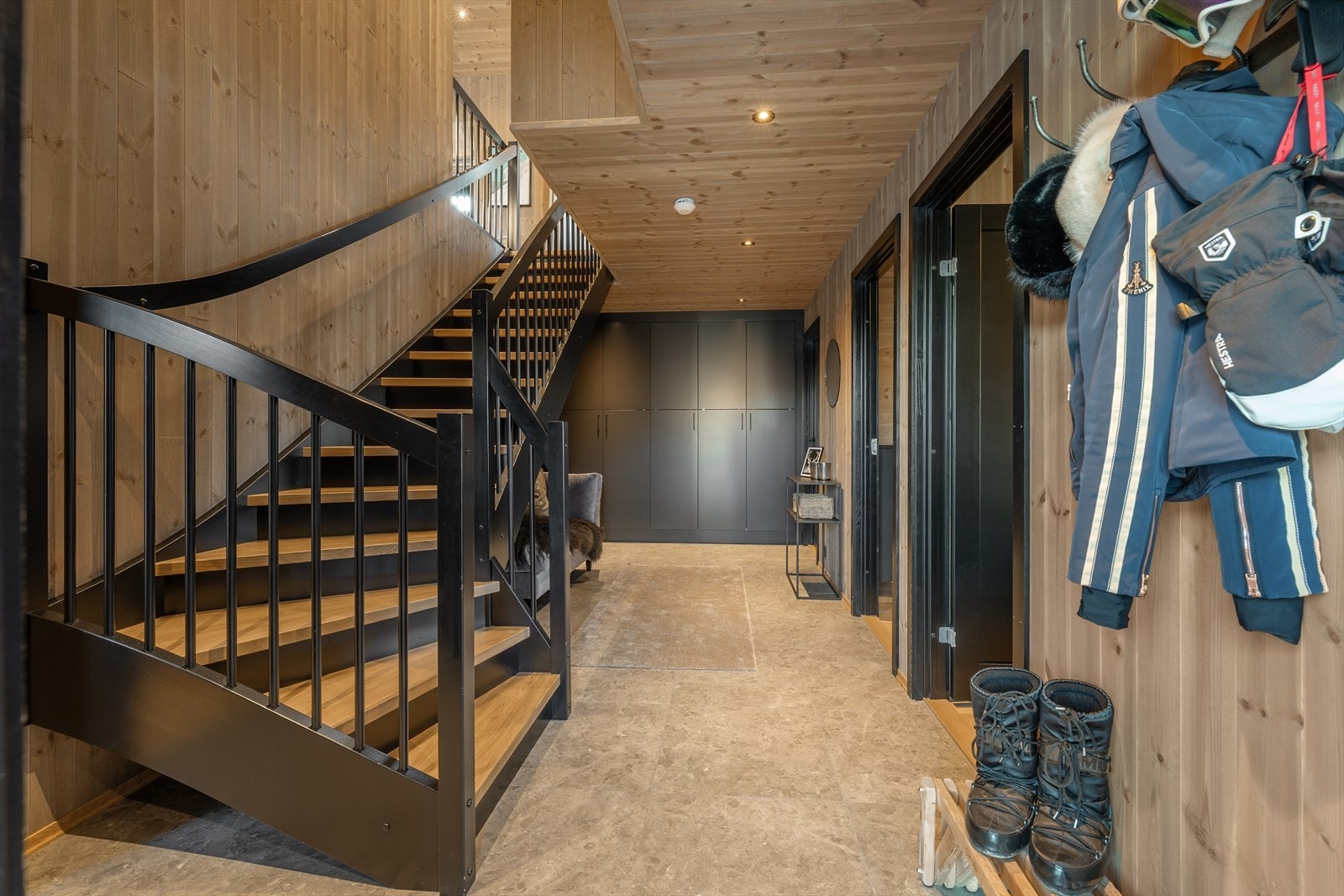 Gang - Stor gang/hall med integrert garderobe fra Strai Galleribilde