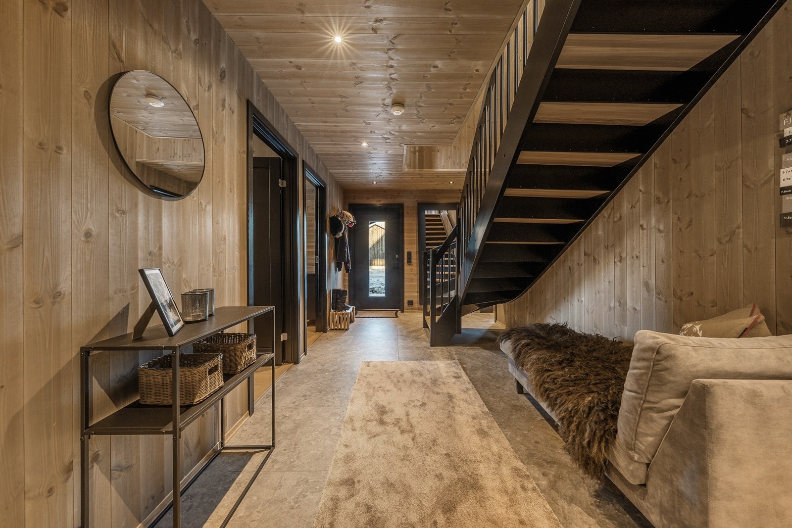 Gang - Stor gang/hall med integrert garderobe fra Strai - Soverom til venstre Galleribilde