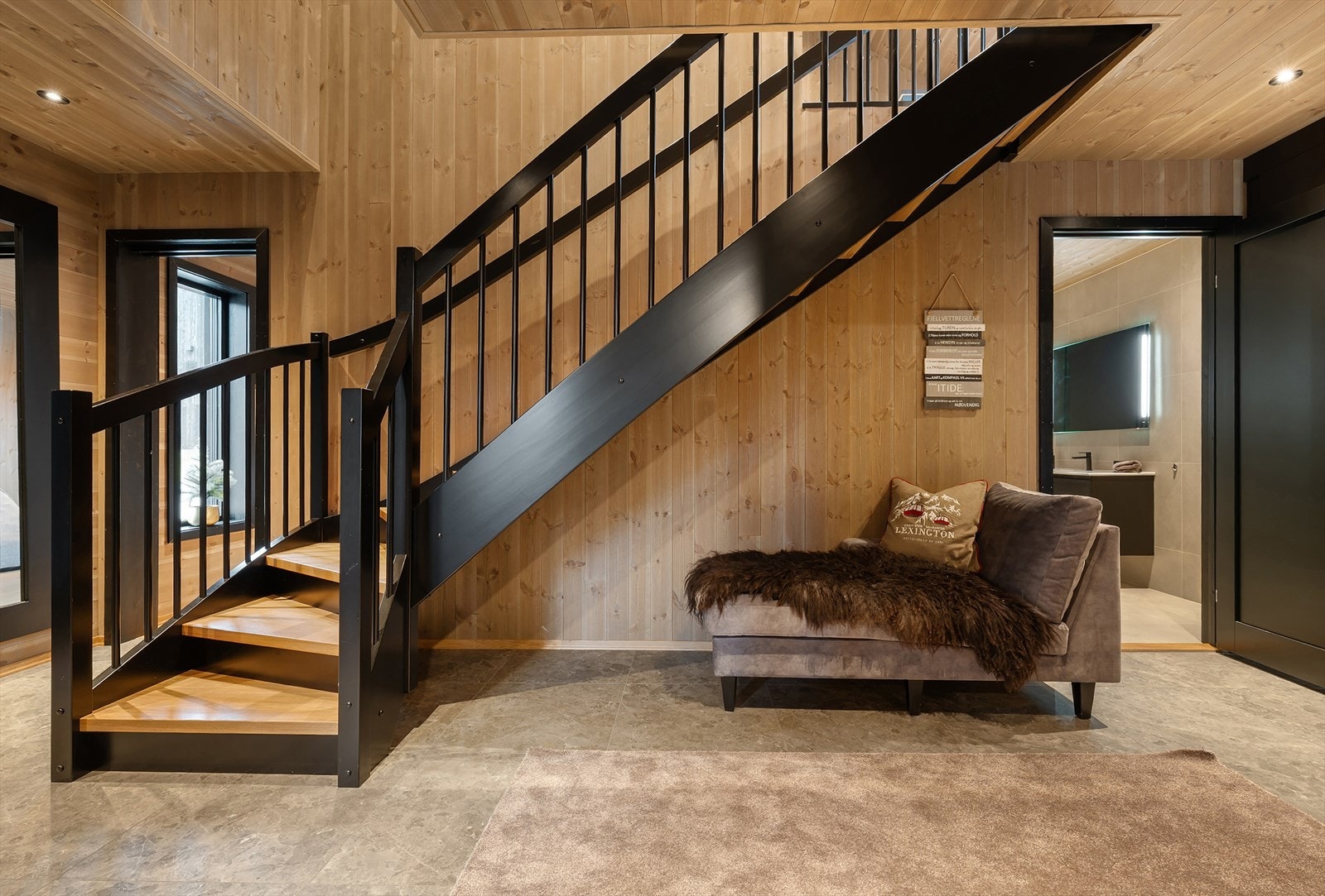 Gang - Stor gang/hall med integrert garderobe fra Strai - Tv-stue med varmekabler i gulv til venstre i bilde - bad til høyre. Galleribilde