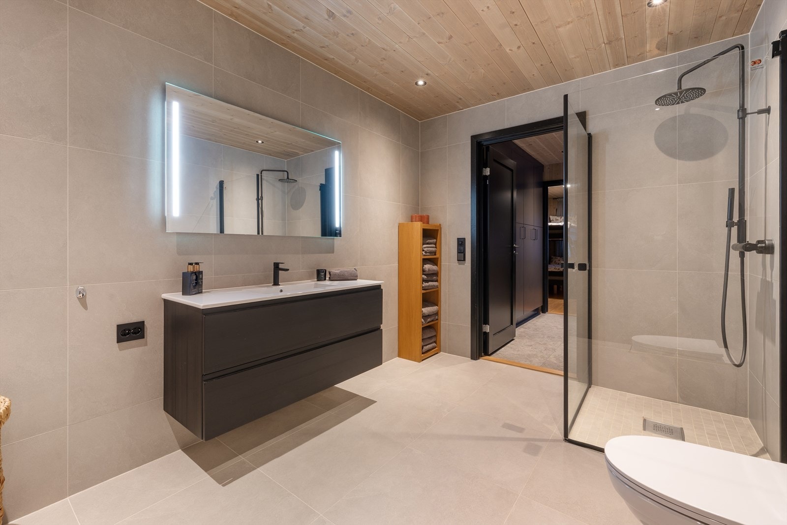 Bad 1.etg Stort bad med praktisk skyvedørsløsning for å skjule vaskemaskin og tørkeskap. Galleribilde