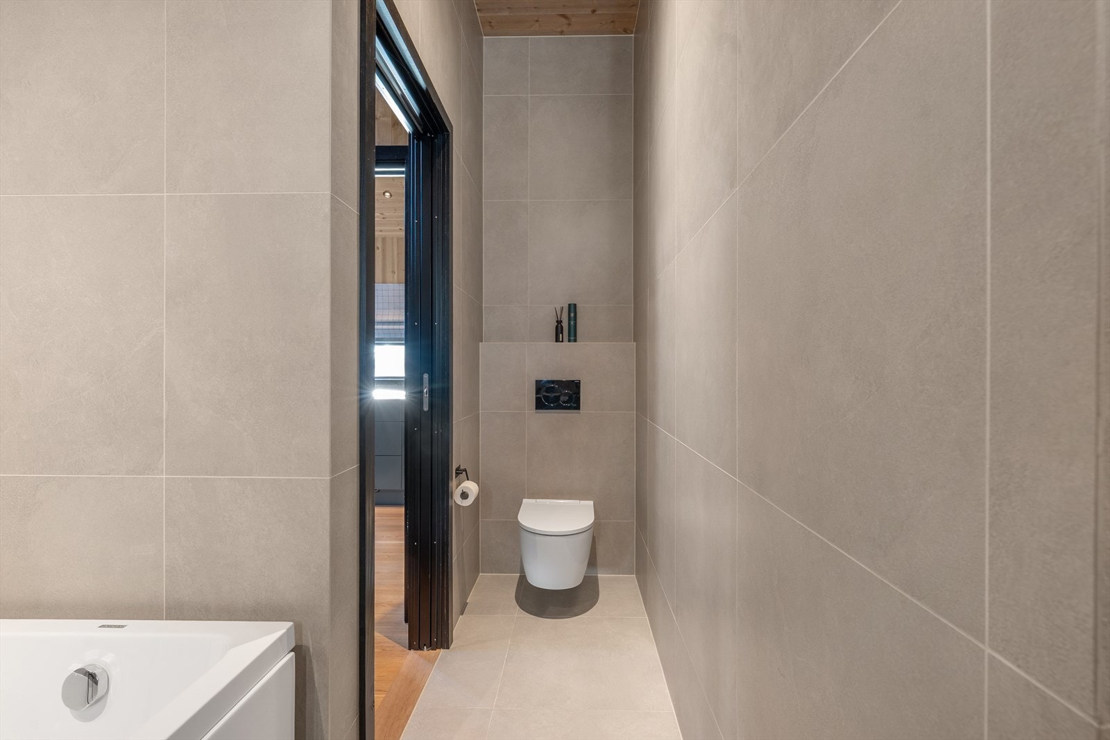 Bad i 2.etasje med tilhørende soverom - Helfliset inneholder dusj og badekar. Galleribilde