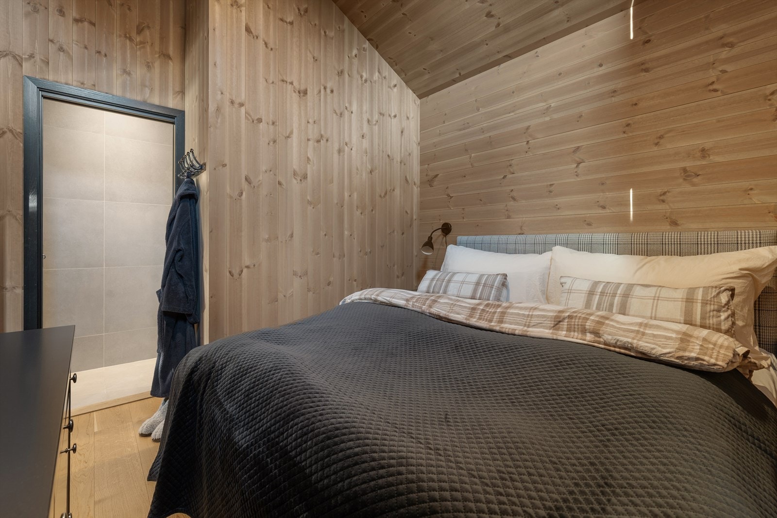 Masterbedrom med suiteløsning i 2.etg med tilhørende bad. Galleribilde