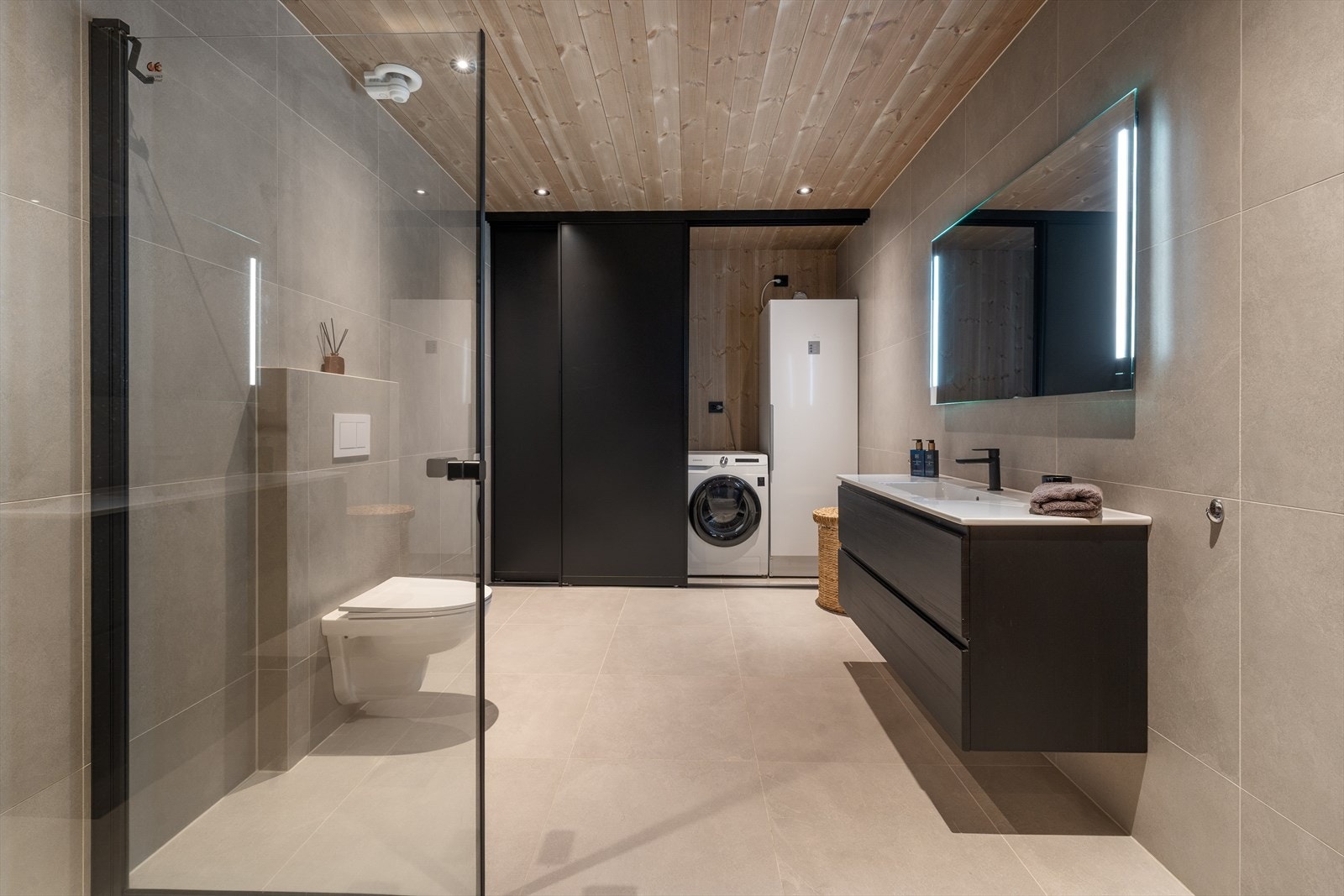 Bad 1.etg Stort bad med praktisk skyvedørsløsning for å skjule vaskemaskin og tørkeskap. Galleribilde