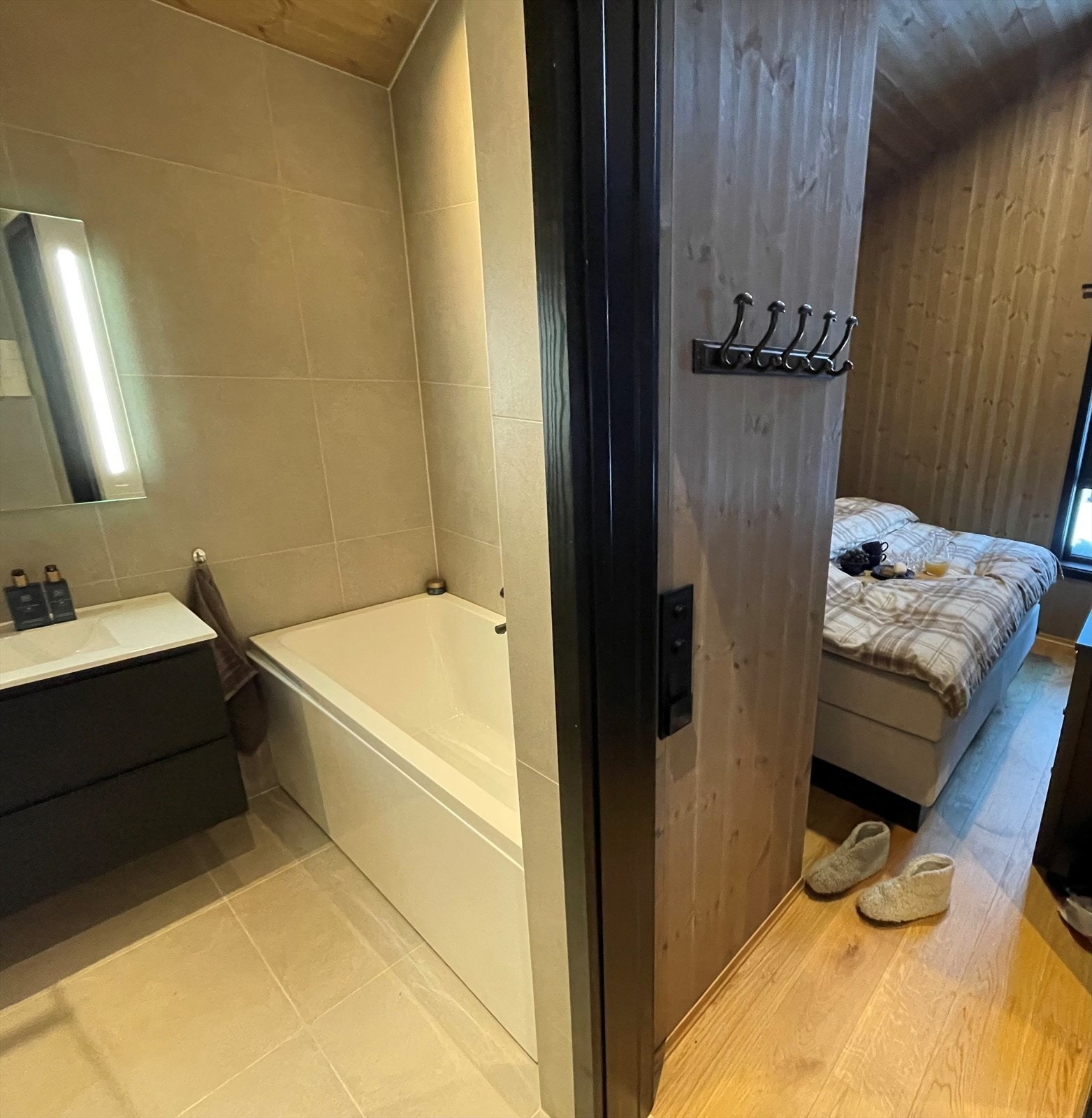 Masterbedrom med suiteløsning i 2.etg med tilhørende bad. Galleribilde