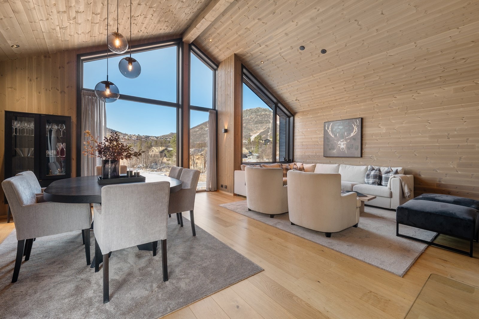 Store vindusflater gir godt med lys og flott utsikt mot fjellene i vest - Nos / Alpinanlegget ses i bakgrunnen. Galleribilde