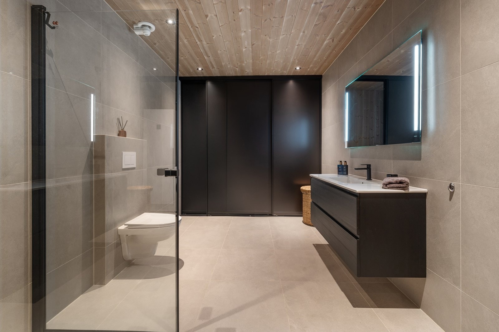 Bad 1.etg Stort bad med praktisk skyvedørsløsning for å skjule vaskemaskin og tørkeskap. Galleribilde