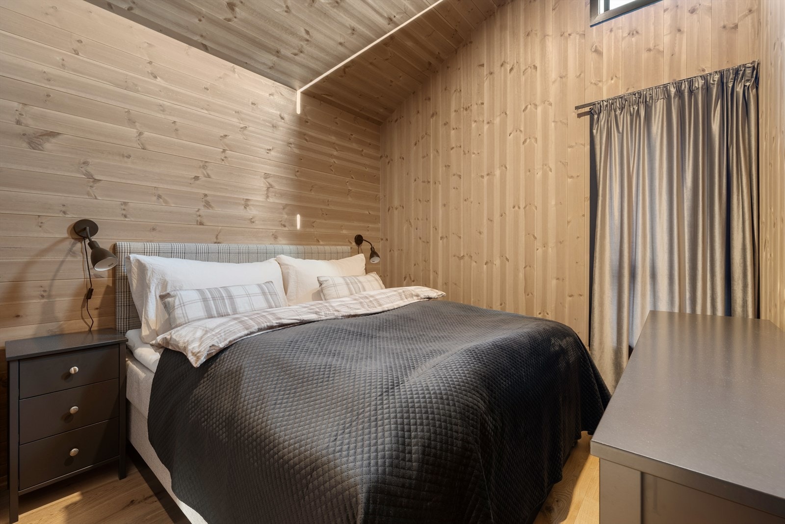 Masterbedrom med suiteløsning i 2.etg med tilhørende bad. Galleribilde