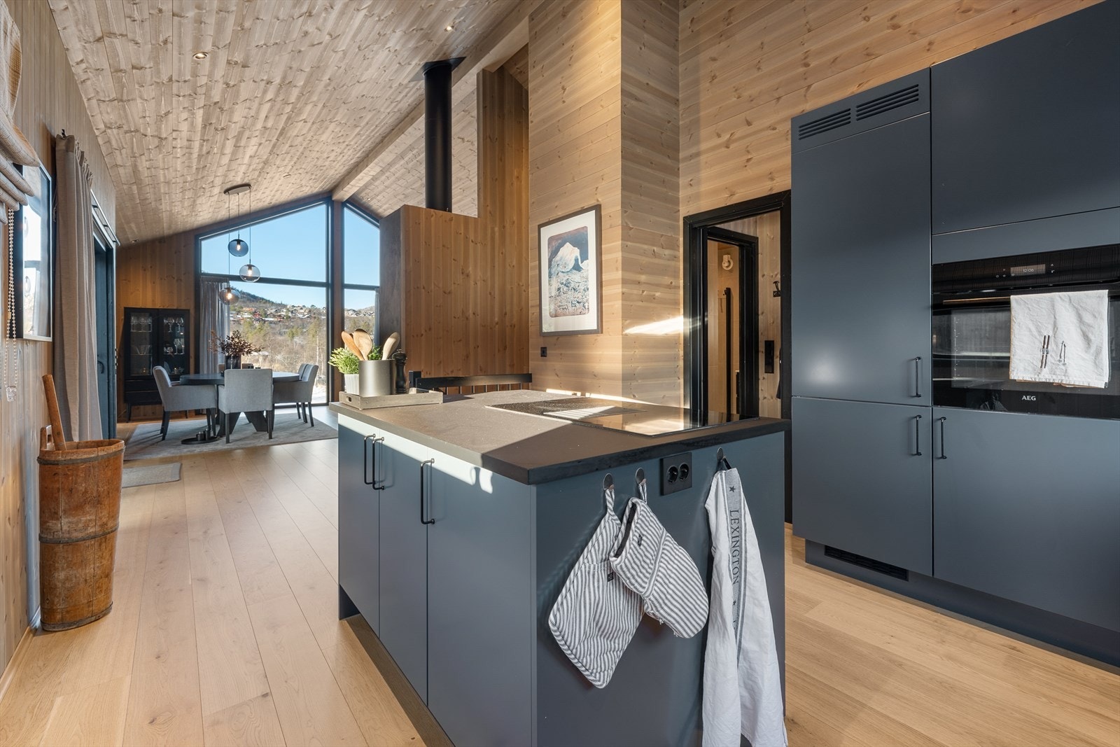 Flott Straikjøkken med integrert vinskap - Kjøkkenøy med integrert ventilator - utgang til uteområde. Galleribilde