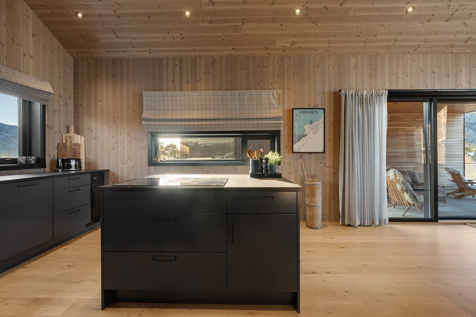 Flott Straikjøkken med integrert vinskap - Kjøkkenøy med integrert ventilator - utgang til uteområde. Galleribilde