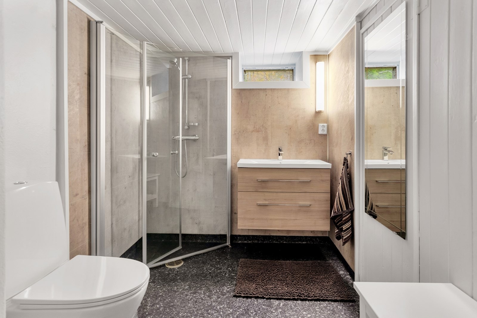 Nyere bad i boligens underetasje Galleribilde