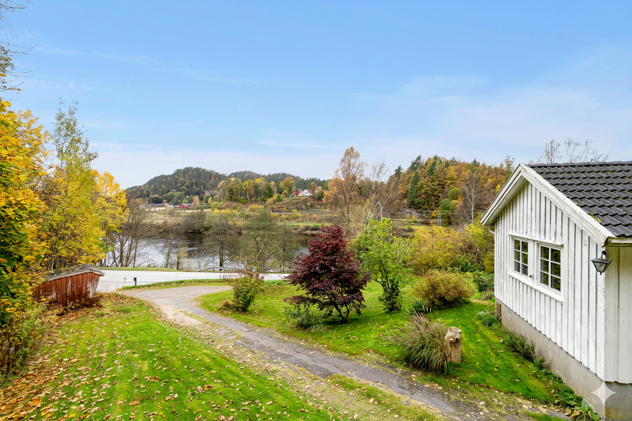 Fra boligen er det utsikt mot Otra Galleribilde