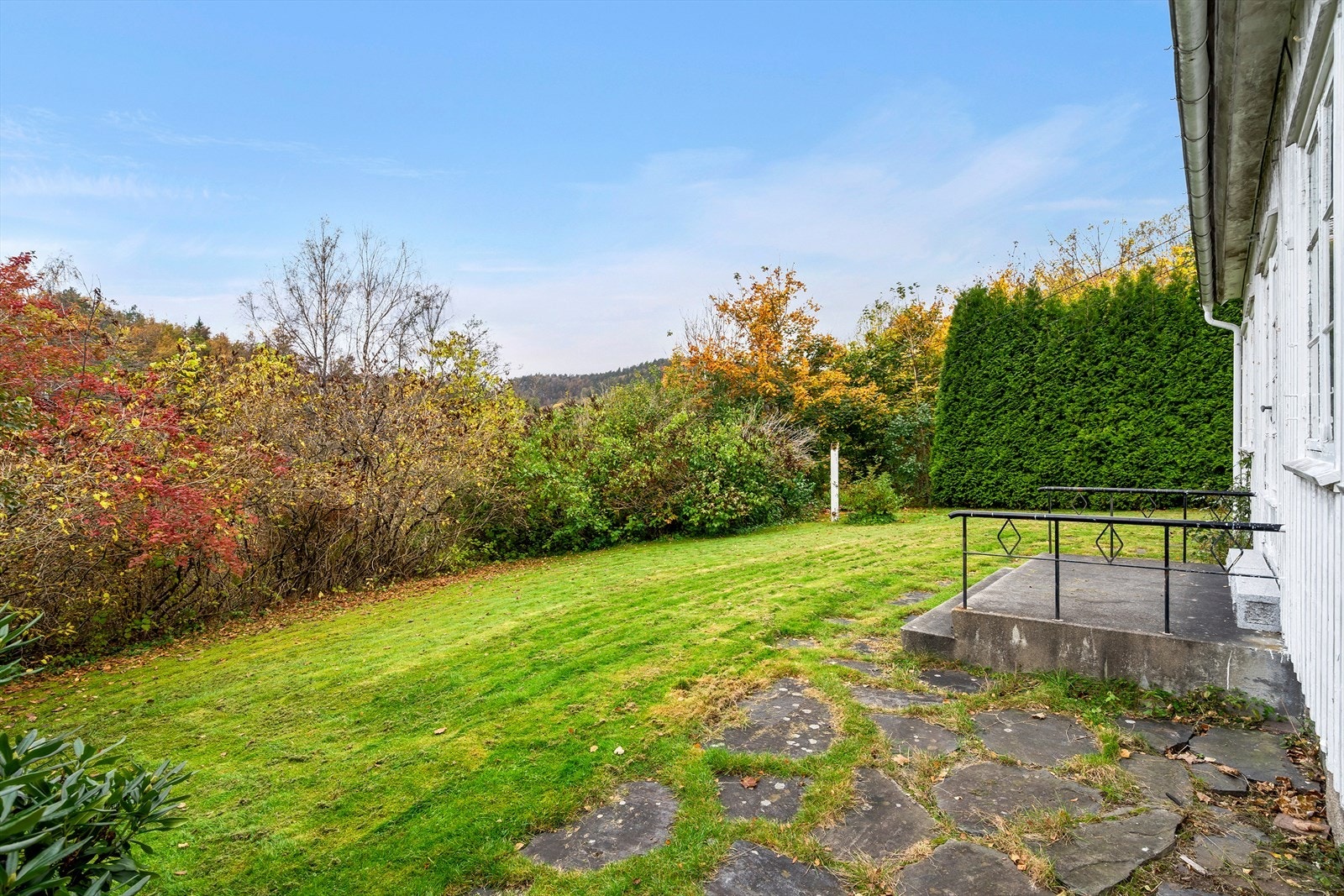 Fra stuen er det utgang til hagen som byr på lune og solrike områder Galleribilde