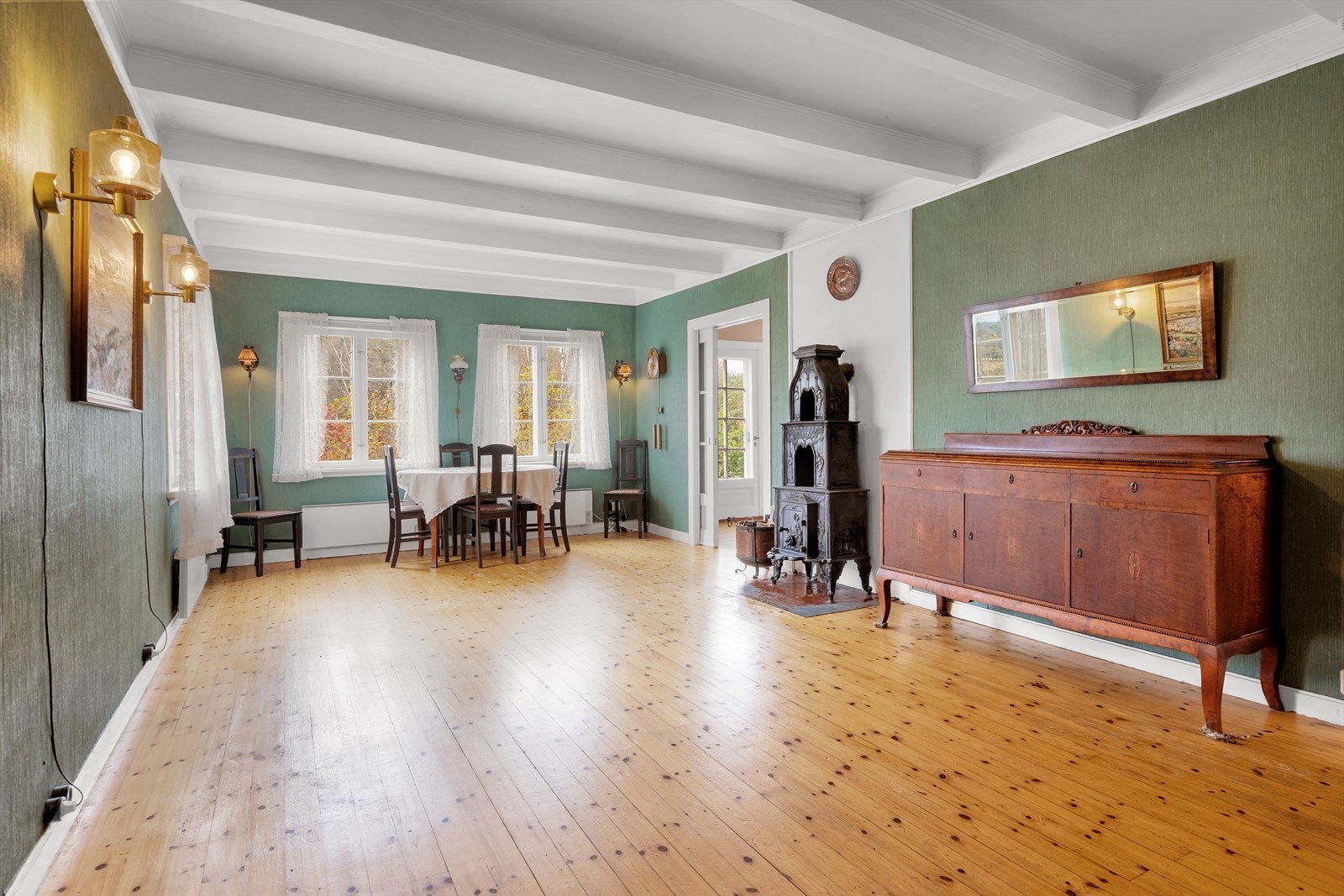 Stor stue i boligens 1.etasje med direkte utgang til en solrik hage Galleribilde