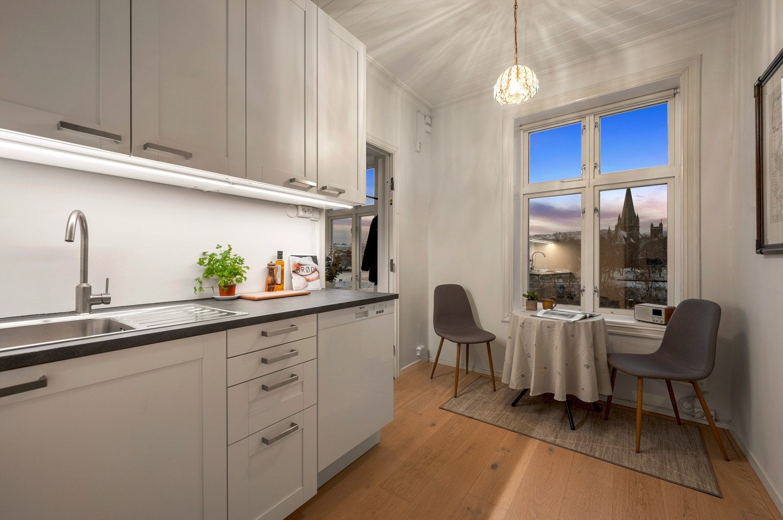 Romslig åpen stue- og kjøkkenløsning med alternative møbleringsløsninger. Kjøkkenet er vurdert til TG1 av takstmann og fremstår i god teknisk tilstand. Galleribilde