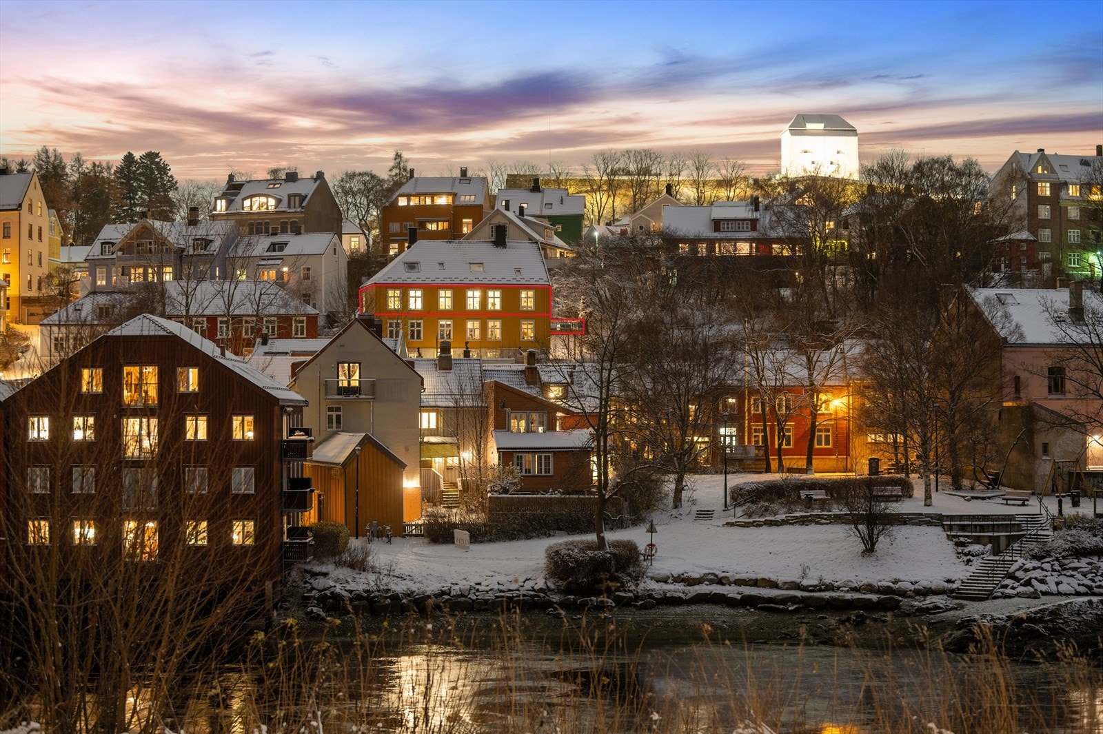 Velkommen til Skrenten 25 - En sjelden og flott 4-romsleilighet med utleiemuligheter, hvor du får en idyllisk beliggenhet på Bakklandet. Galleribilde