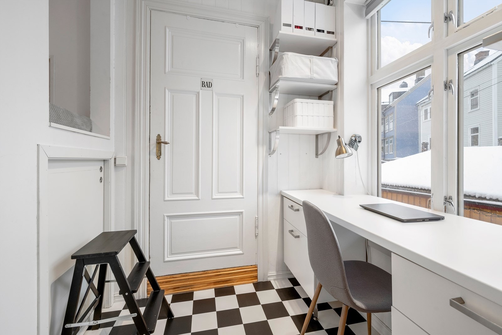 Gangen mellom kjøkkenet og baderom kan fint benyttes som kontor. Her er det også lagt opp til en sovealkove med ekstra sengeplass! Galleribilde