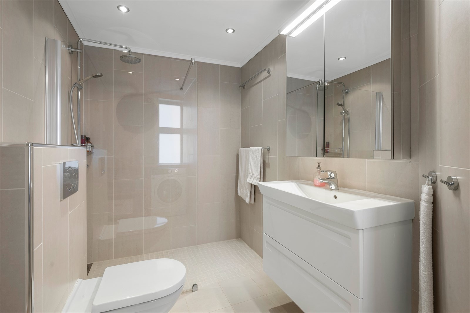 Lekkert og stilrent bad på 6,5m² som ble renovert i 2013 av tidligere eier. Galleribilde